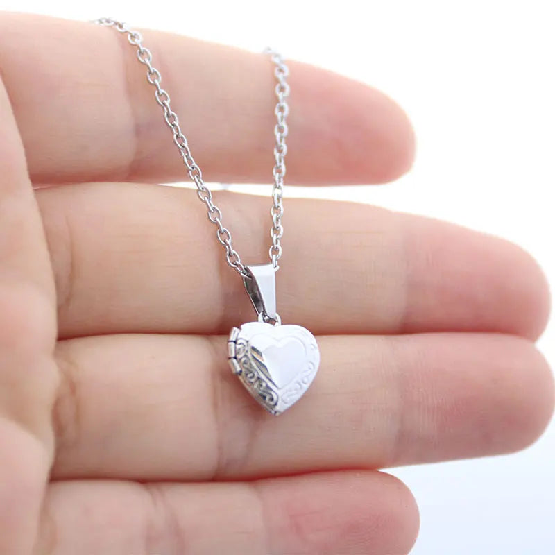 1pc Tiny Heart Photo Frame Pendant Necklace Love Heart Charms Floating Locket Necklaces Women Men Fashion Memorial Jewelry